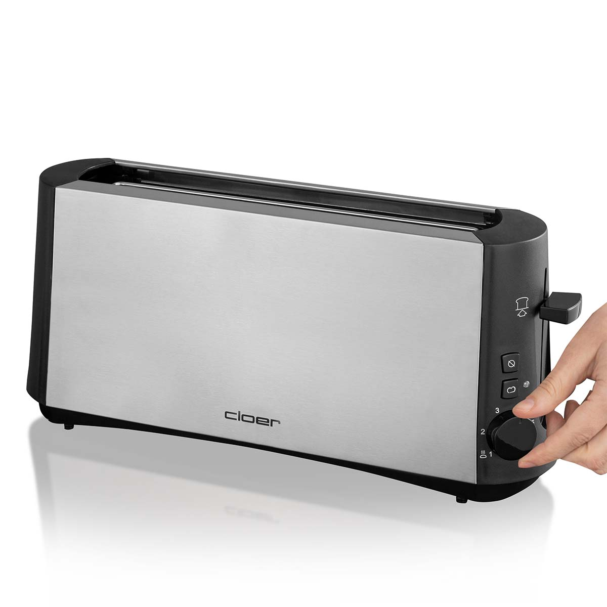 Ein silberner Toaster mit schwarzen Akzenten. Eine Hand dreht den Regelknopf.