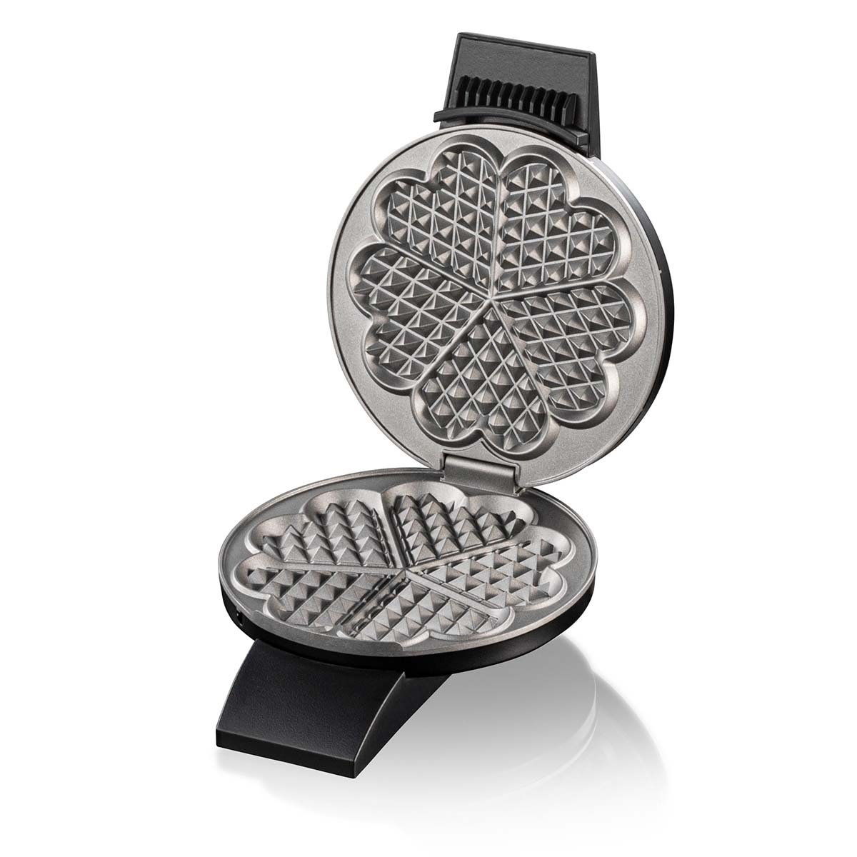 Otwarta gofrownica w kształcie serca z powłoką nieprzywierającą.