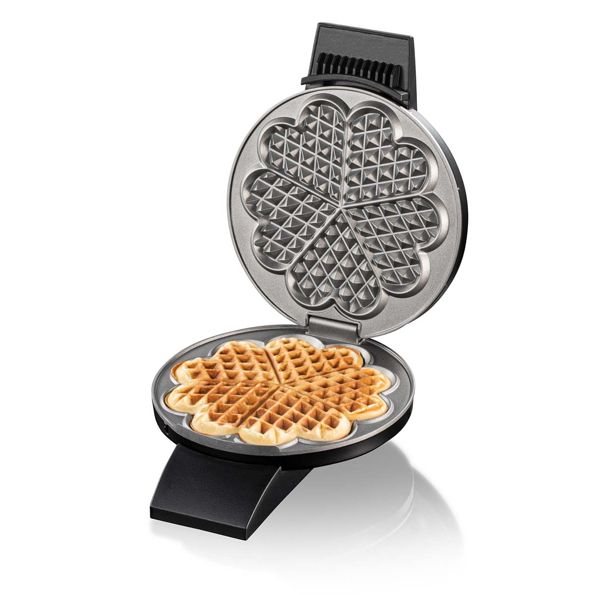 Otwarta gofrownica w kształcie serca ze świeżo upieczonym gofrem w środku.