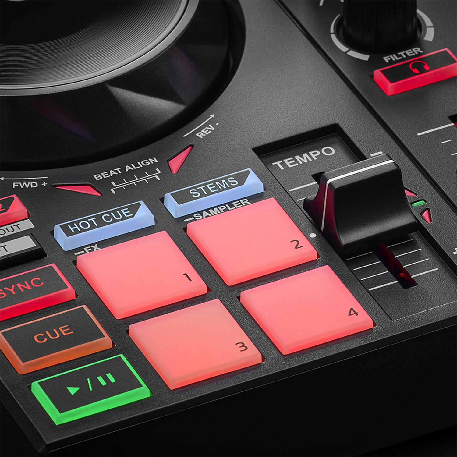 Controlador DJ con pads, perillas y botones iluminados.