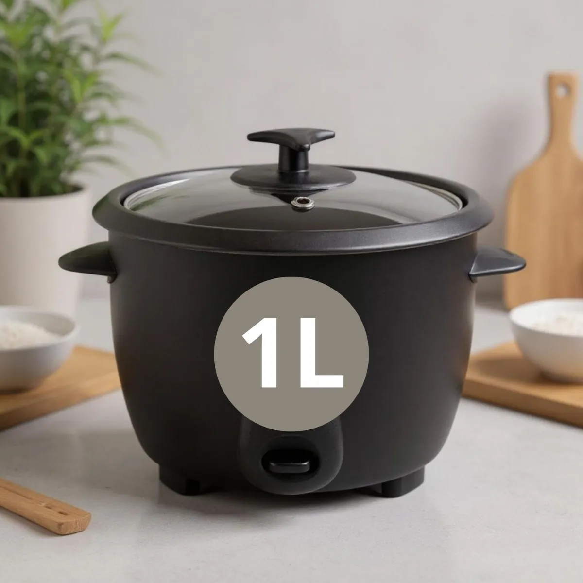 Cuociriso nero con coperchio in vetro, capacità 1L, su un piano di lavoro.