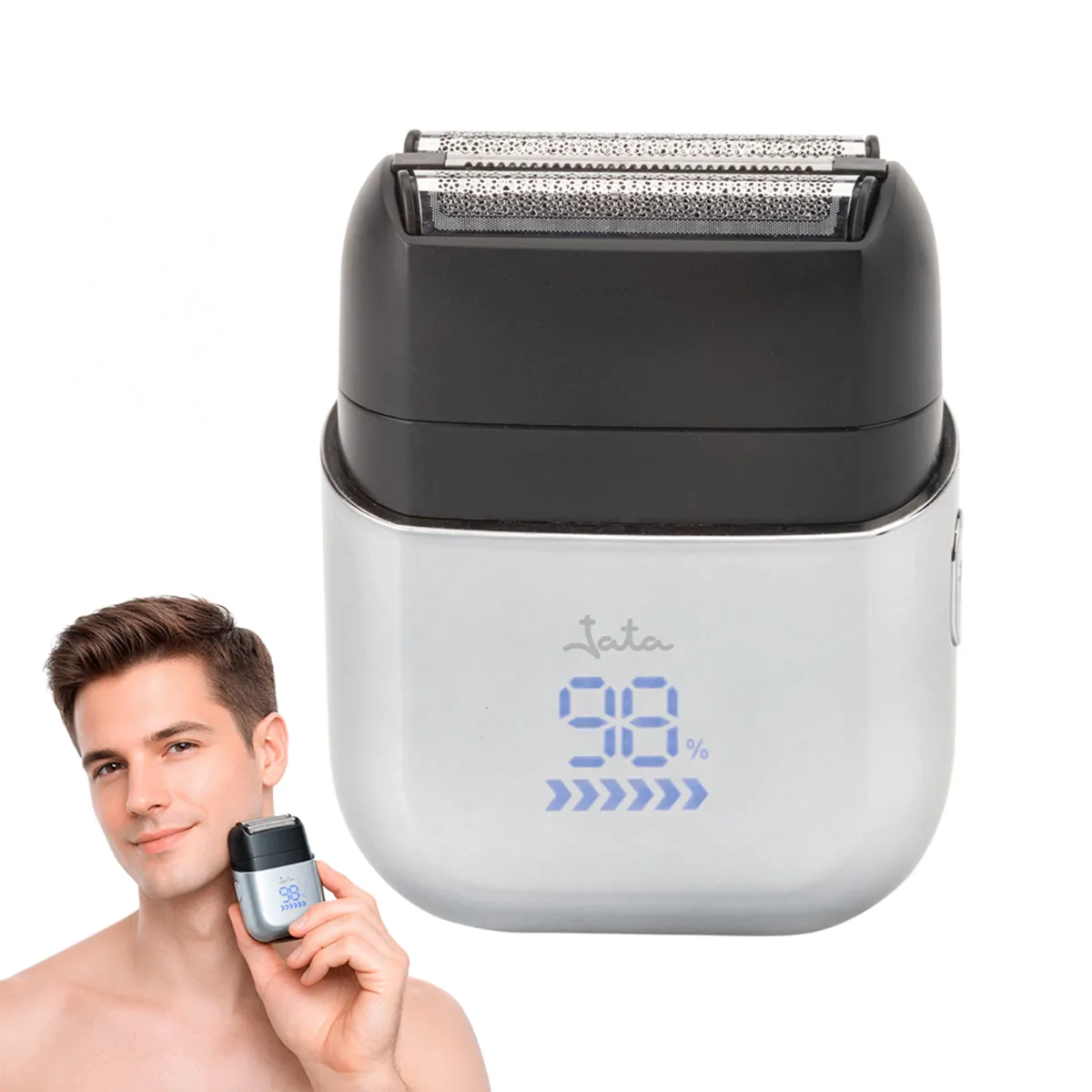 Hombre sosteniendo afeitadora eléctrica sobre fondo blanco.