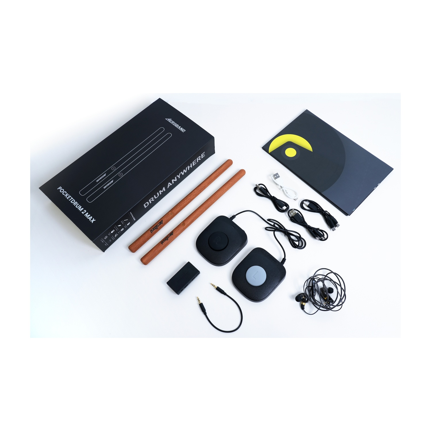 Aeroband PocketDrum 2 Max con bacchette, sensori, cavi e auricolari.
