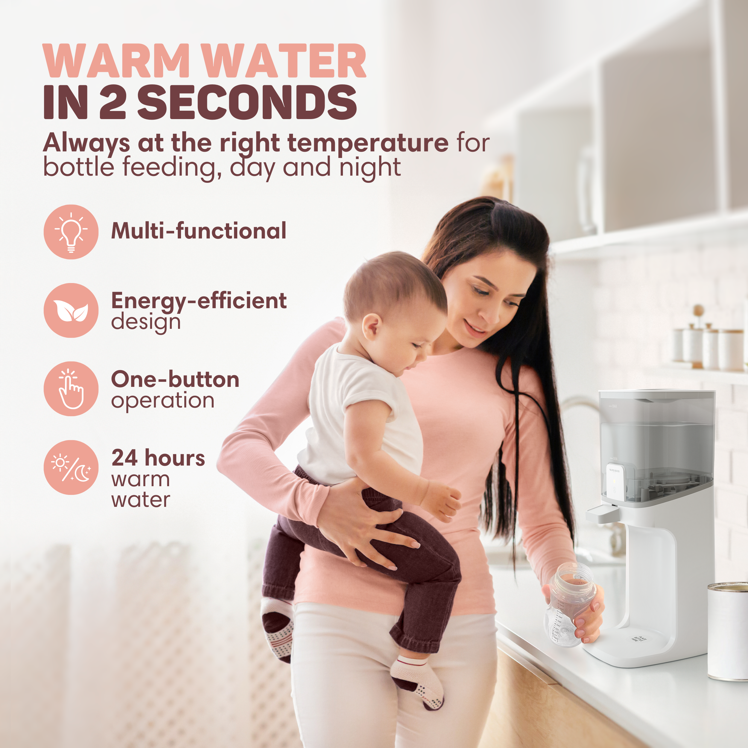 Een vrouw houdt een baby vast en gebruikt een waterwarmer in een keuken.