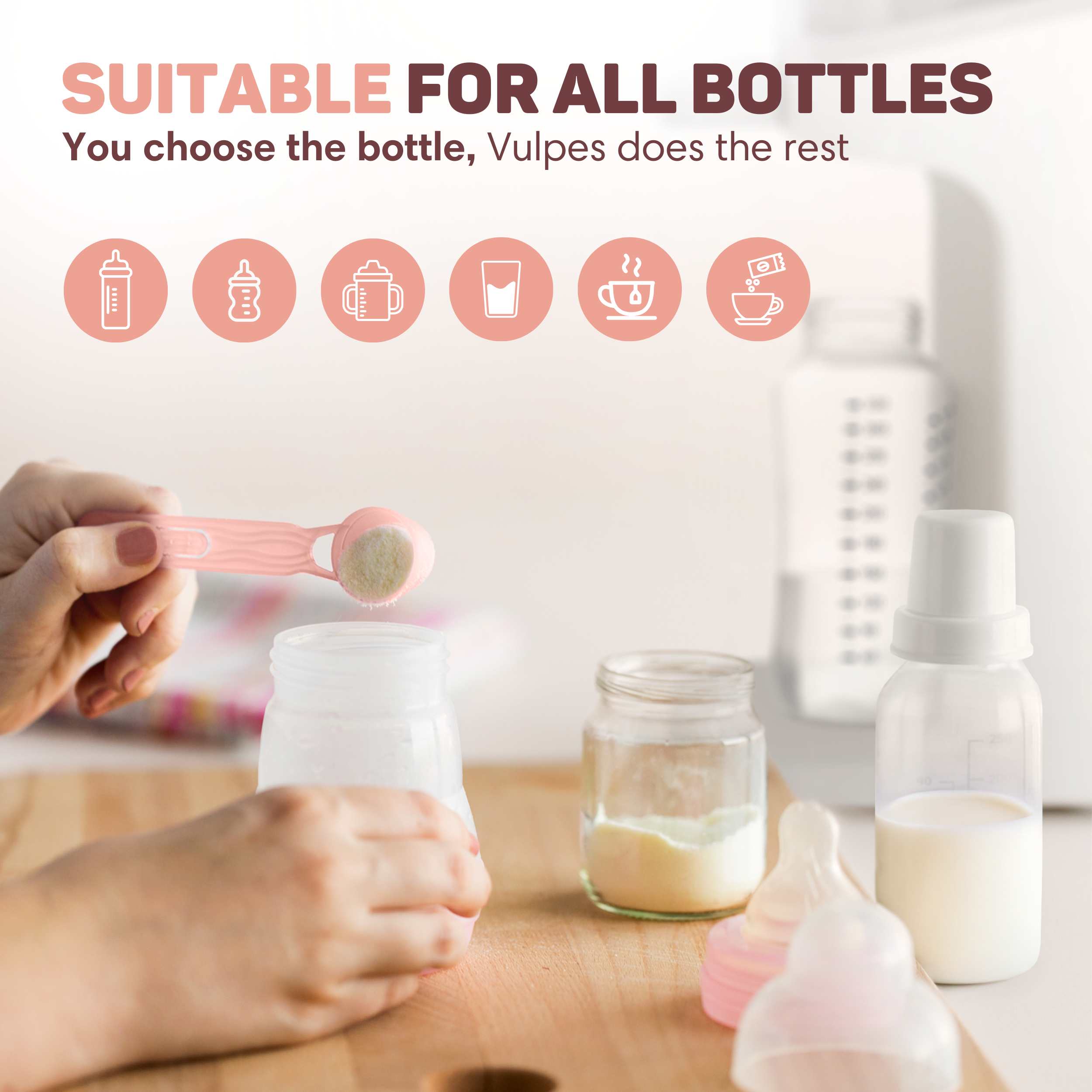 Een hand schept poeder in een babyfles. Diverse fles-icoontjes.