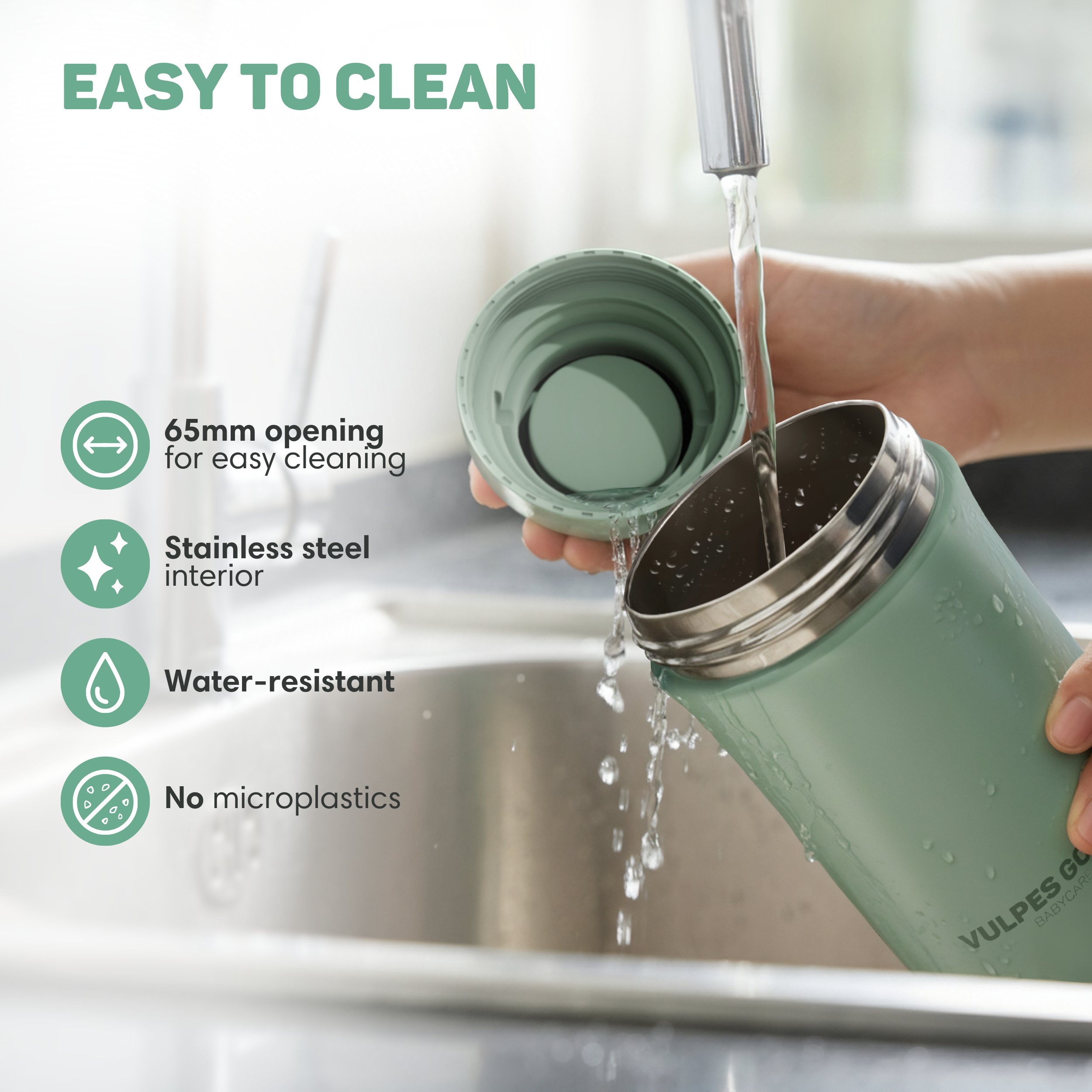 Een hand wast een groene fles onder stromend water in een gootsteen.