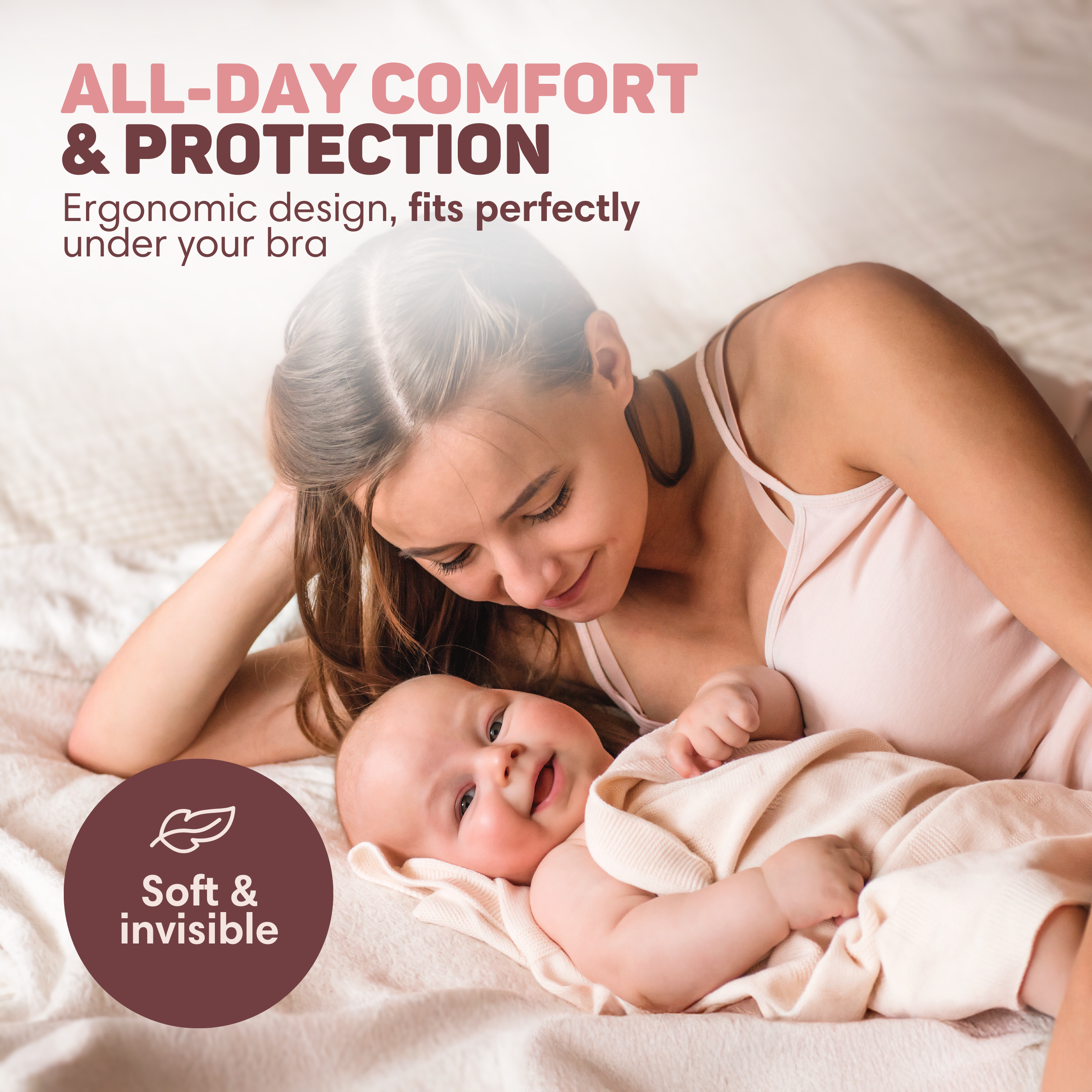 Een vrouw ligt naast een baby op een bed. Tekst over comfort.