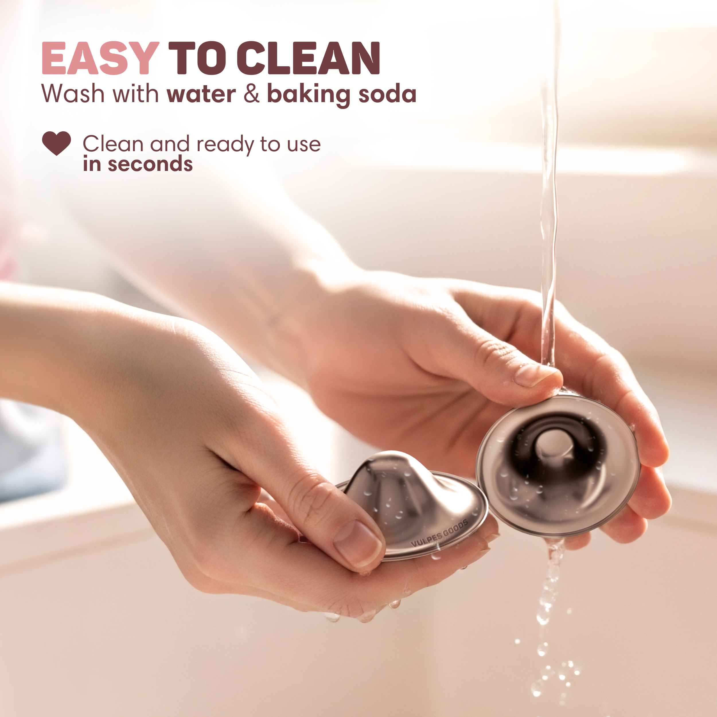 Handen maken metalen voorwerpen schoon onder stromend water.