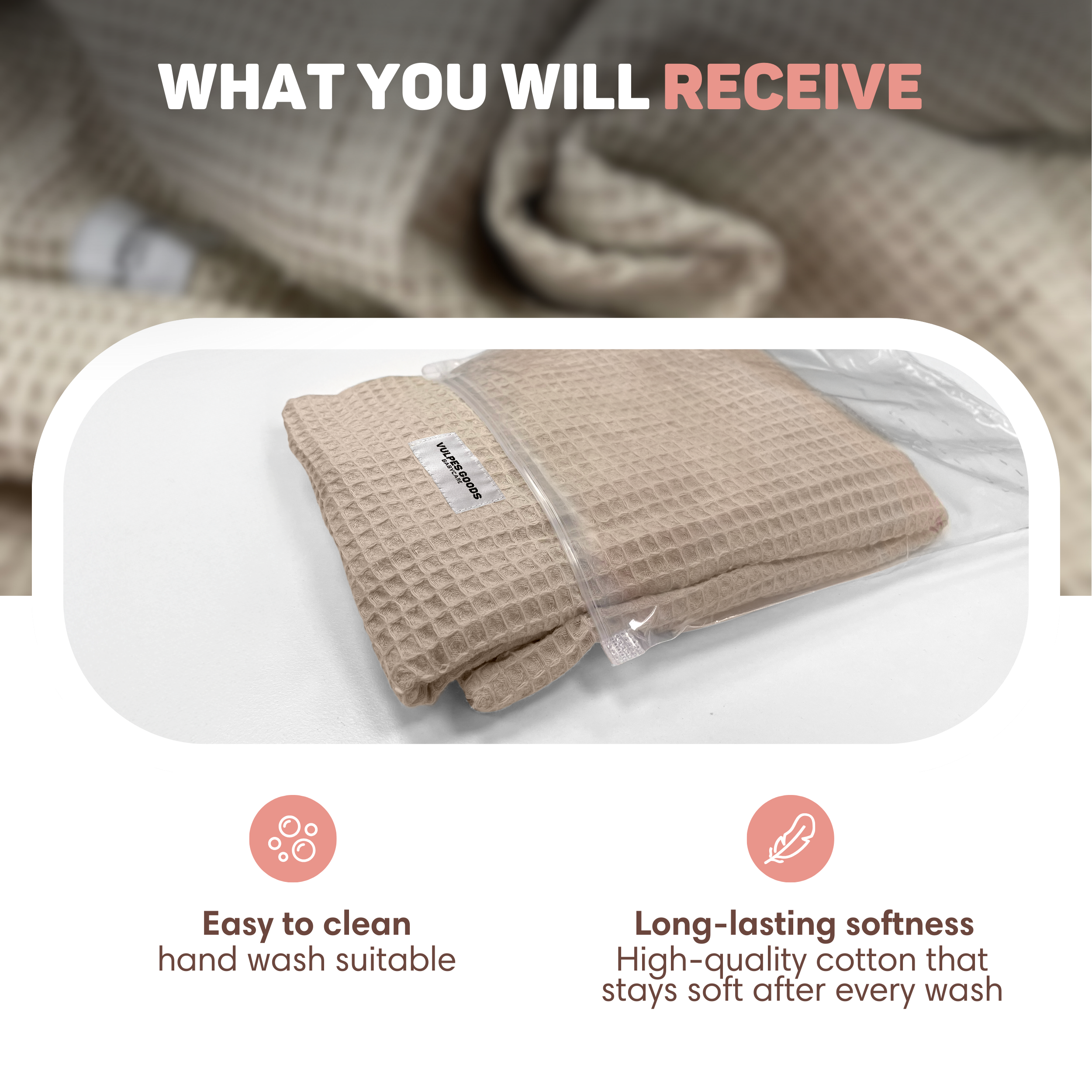 Een beige wafelstof handdoek in plastic verpakking, met iconen voor reiniging en zachtheid.