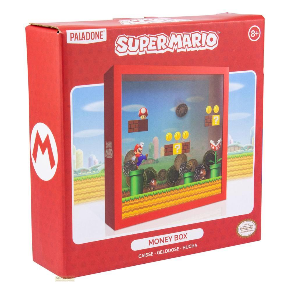 Salvadanaio Super Mario con monete, funghi e statuetta di Mario.
