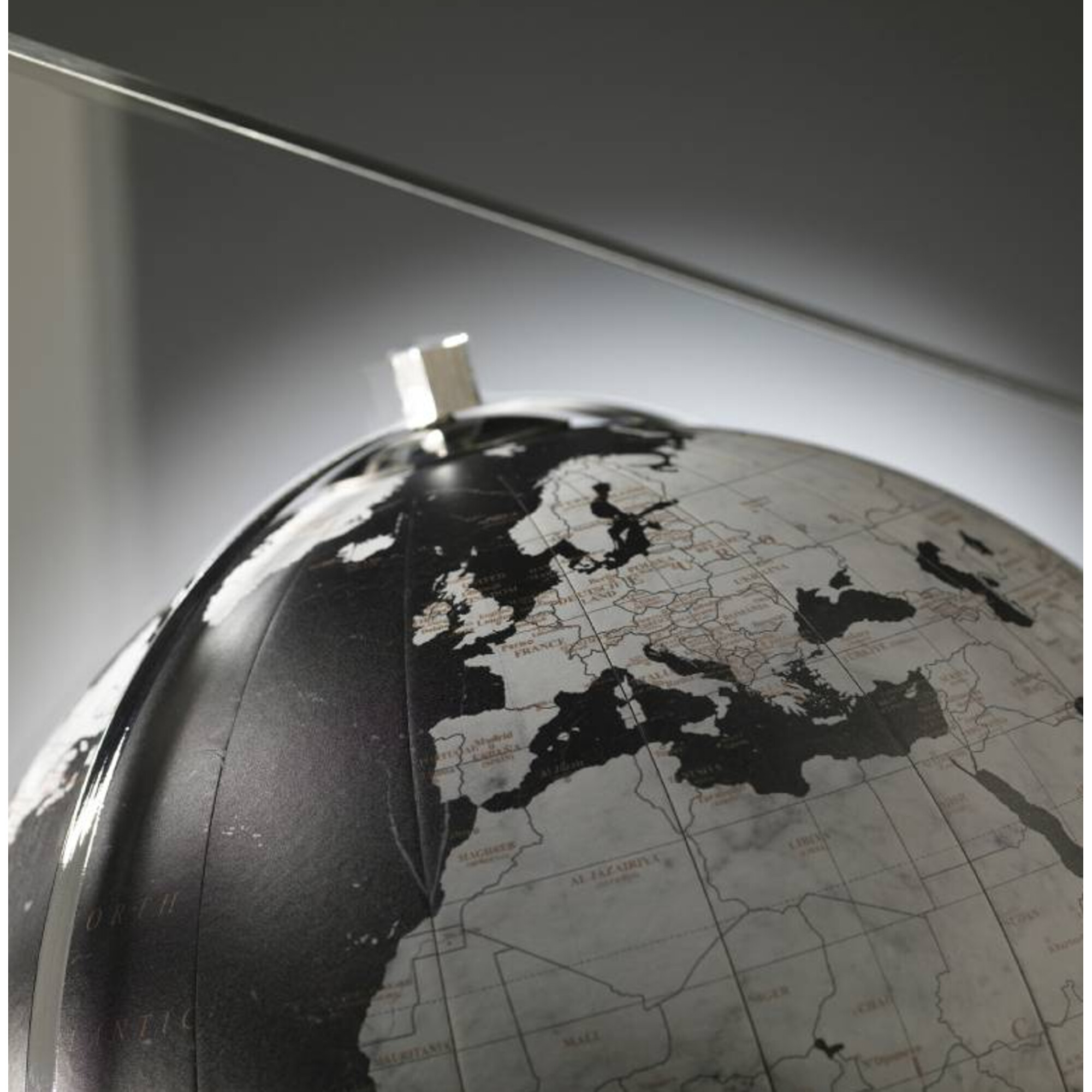 Nahaufnahme eines Globus mit Europa und Nordafrika. Dunkles Design.