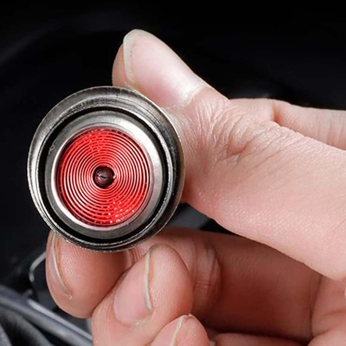 Una mano tiene un accendisigari con spirale rossa.