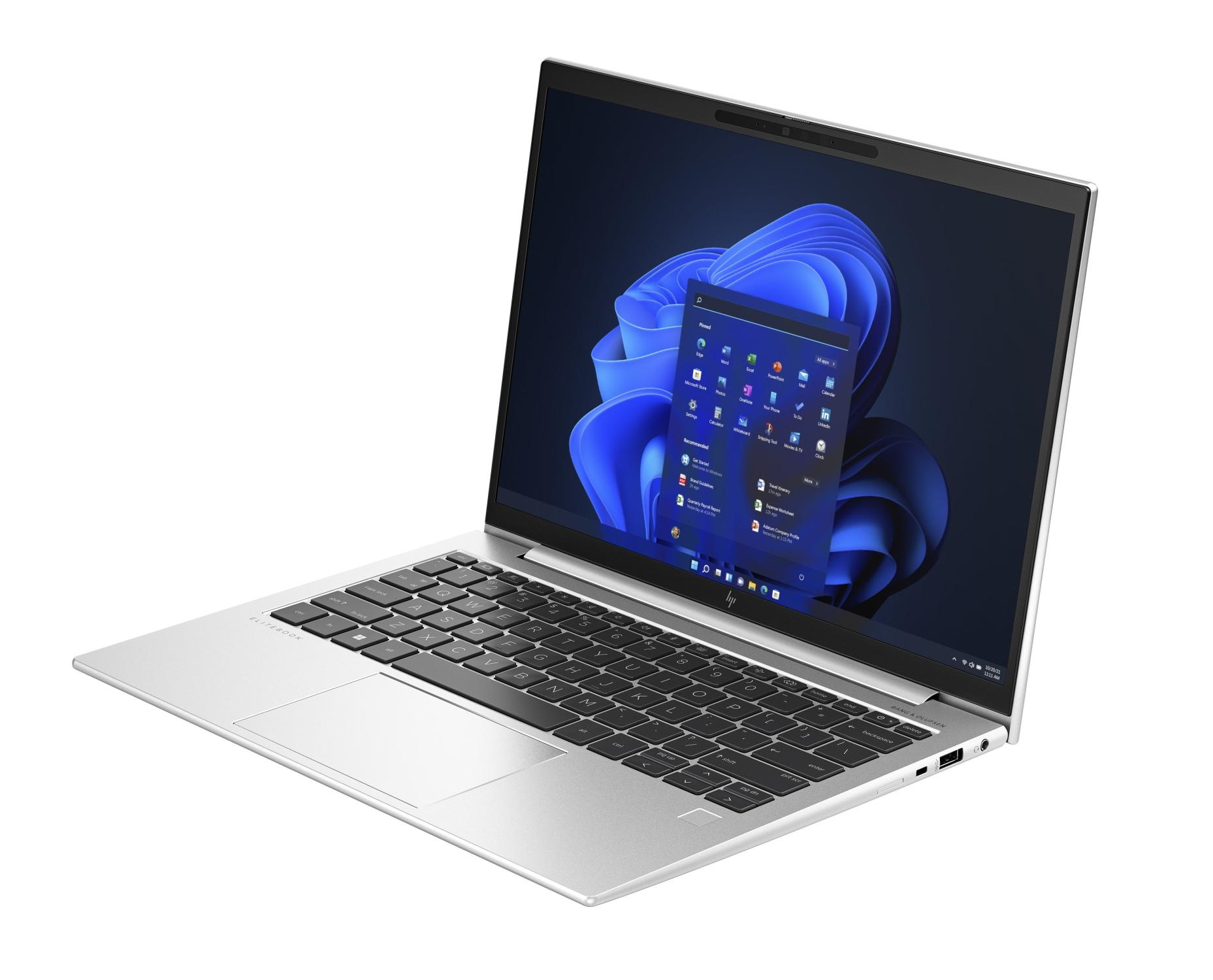 Ein silberner Laptop mit geöffnetem Bildschirm, der das Windows 11-Startmenü anzeigt.