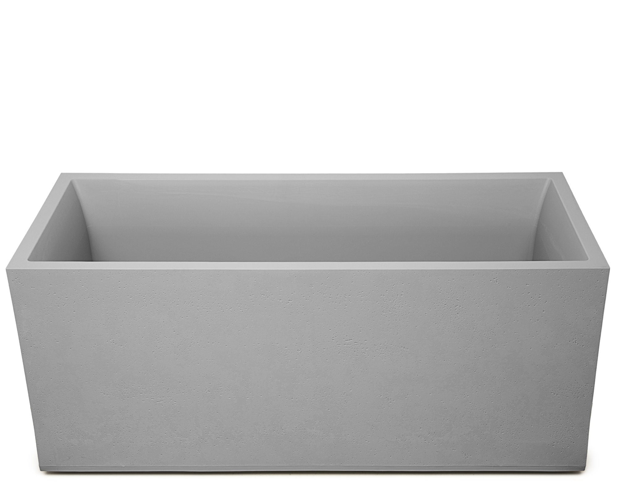 Grauer, rechteckiger Betonbehälter mit einer rauen Oberfläche.