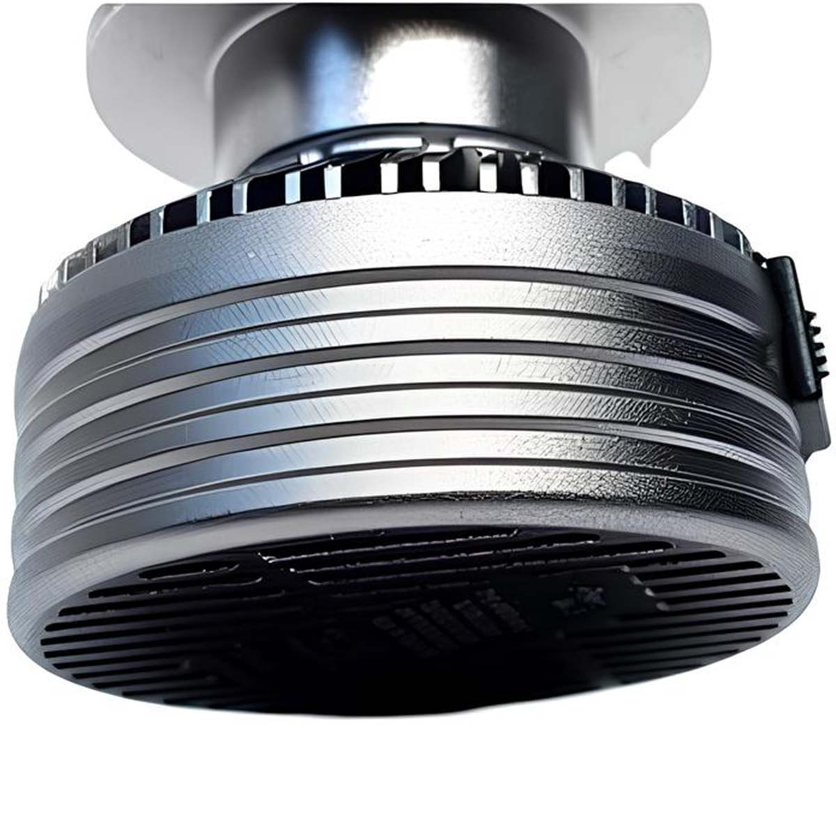 Detail einer silbernen LED-Lampe mit Kühlrippen und einem schwarzen Clip.