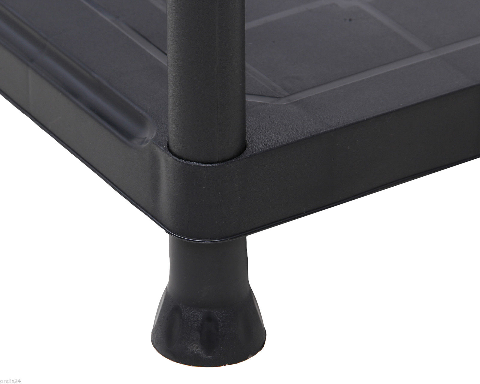Detailaufnahme einer schwarzen Regal Ecke mit einem Fuß und Säule.