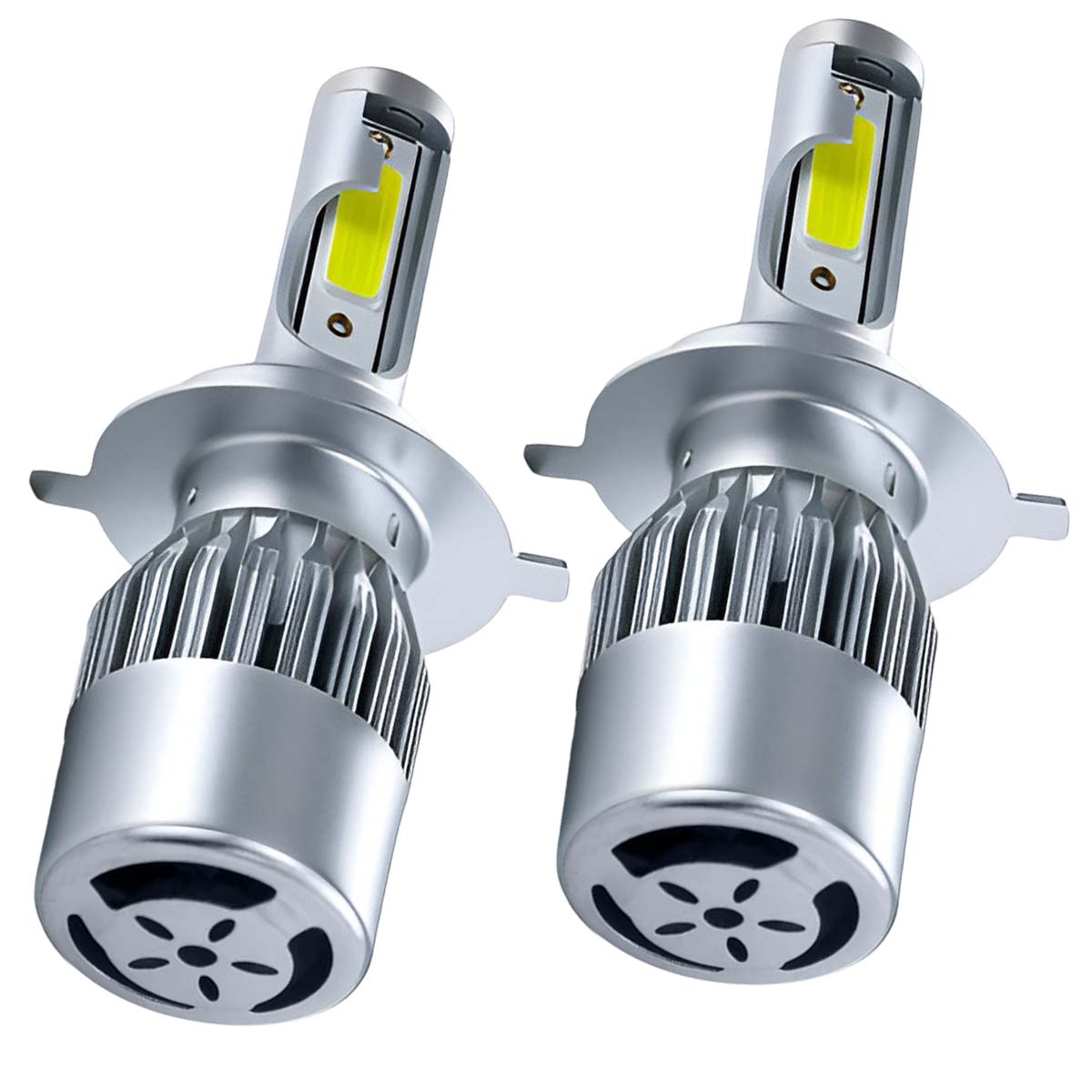 Zwei silberne LED-Autolampen mit Kühlkörpern und gelben Leuchtelementen.