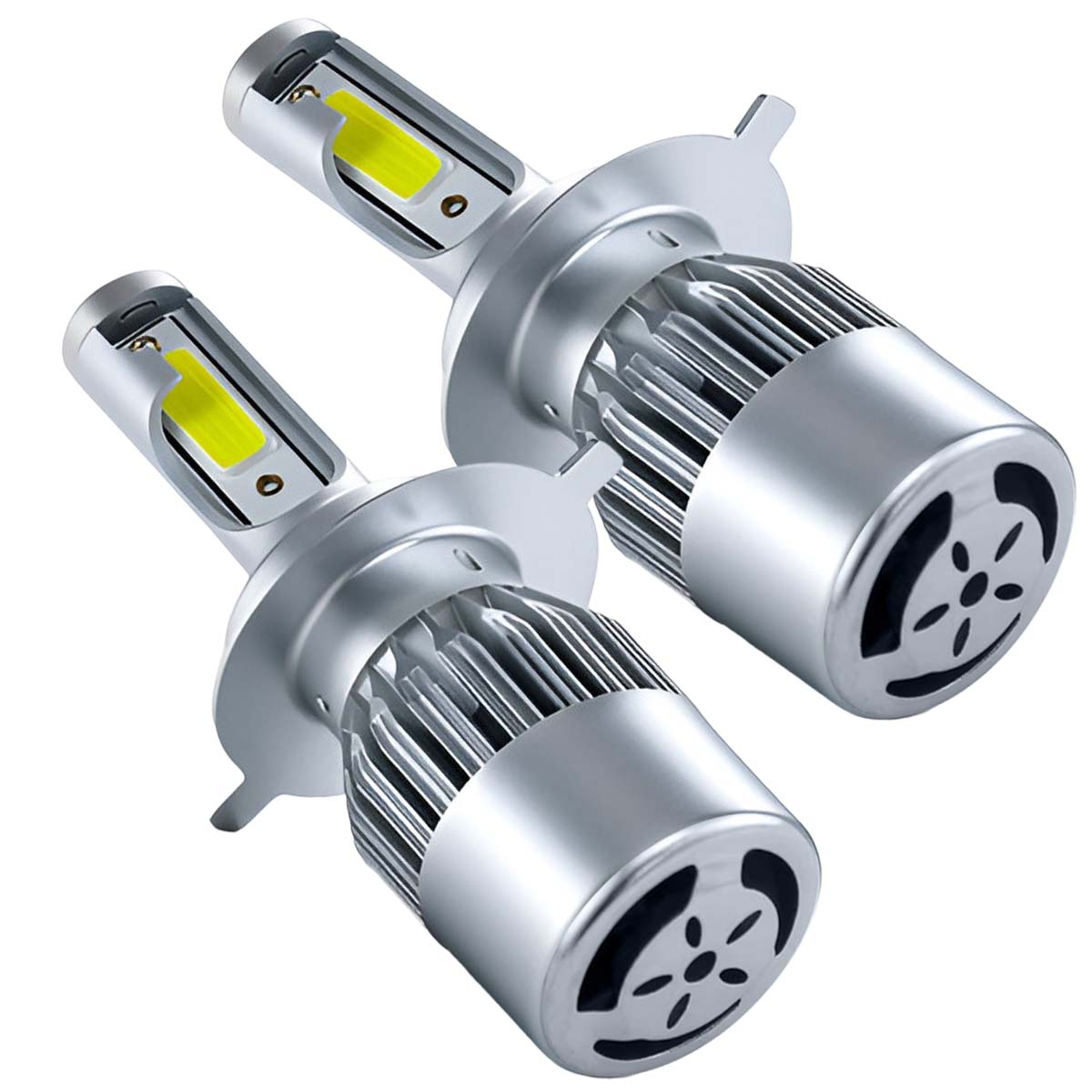 Zwei silberne LED-Autolampen mit Kühlrippen und gelben Lichtern.