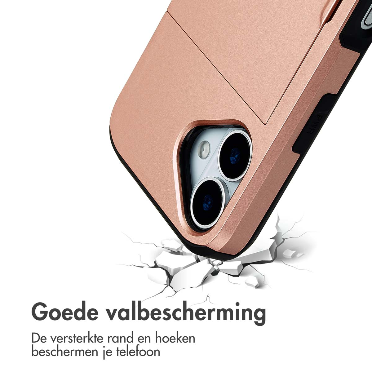 Roségouden telefoon met twee camera's valt op gebarsten witte ondergrond.
