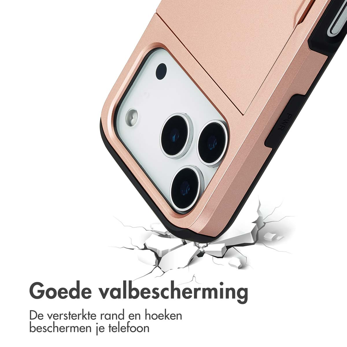 Een roségouden telefoonhoes met drie camera's valt op een gebarsten ondergrond.