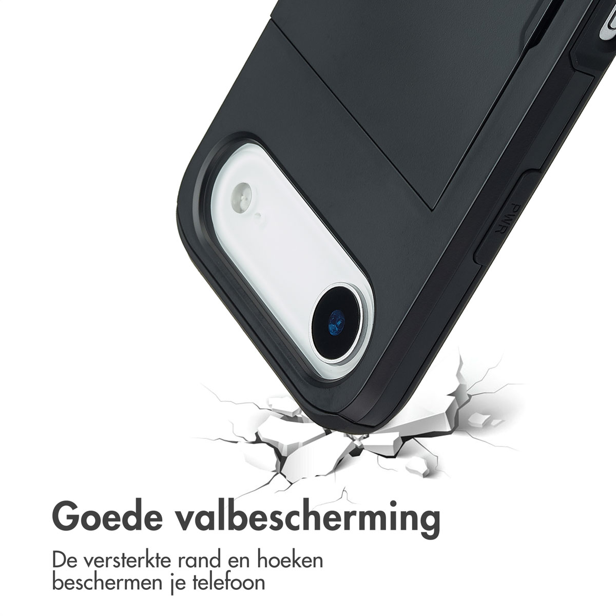 Coque de téléphone noire avec objectif photo tombant sur un sol craquelé.