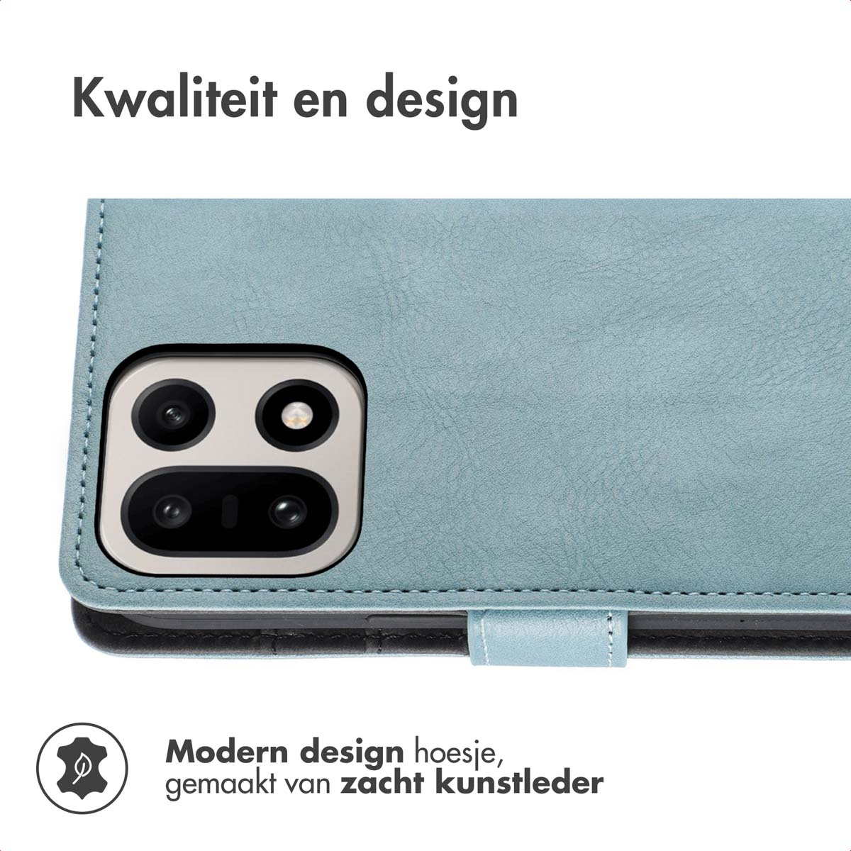Lichtblauwe telefoonhoes van kunstleer met cameragat. Tekst: Kwaliteit en design.