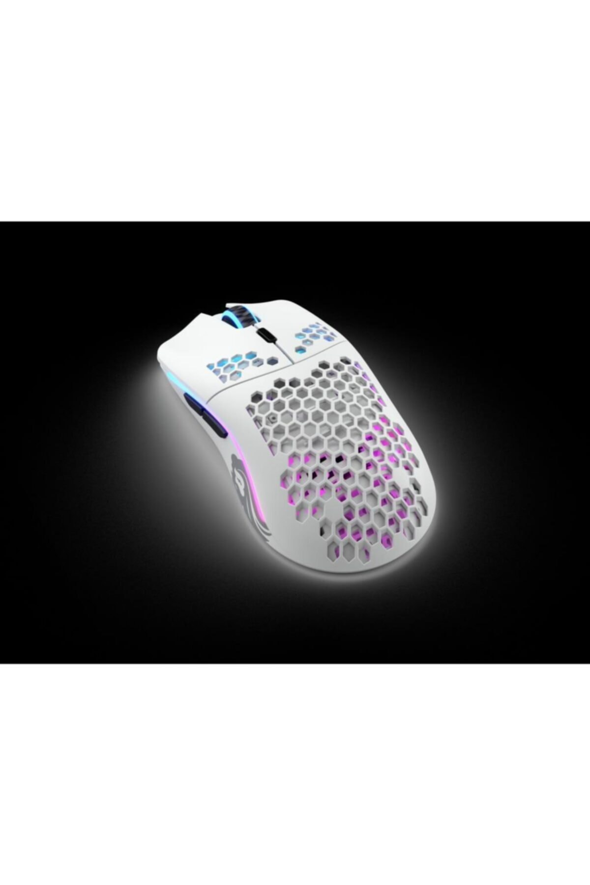 Un ratón gamer blanco con diseño de panal y luces RGB.