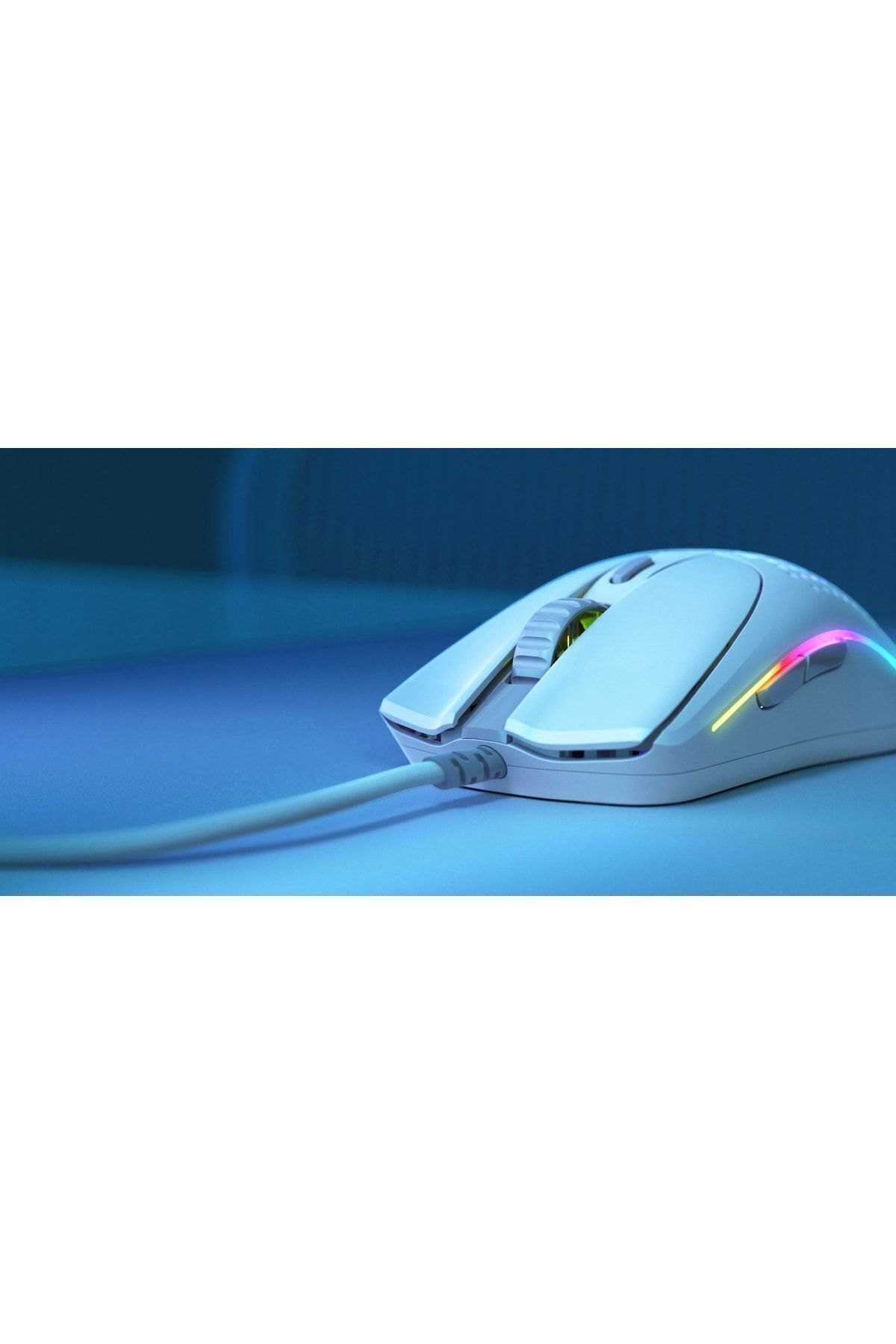 Een witte gamingmuis met RGB-verlichting op een blauw oppervlak.