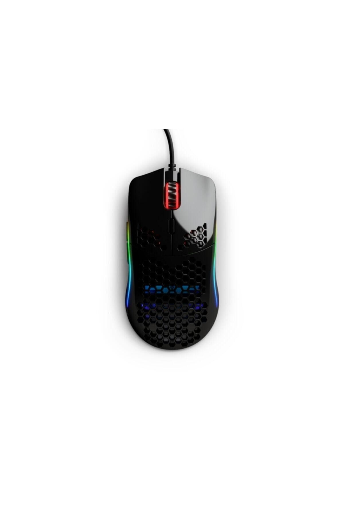 Zwarte gamingmuis met honingraatontwerp en RGB-verlichting.