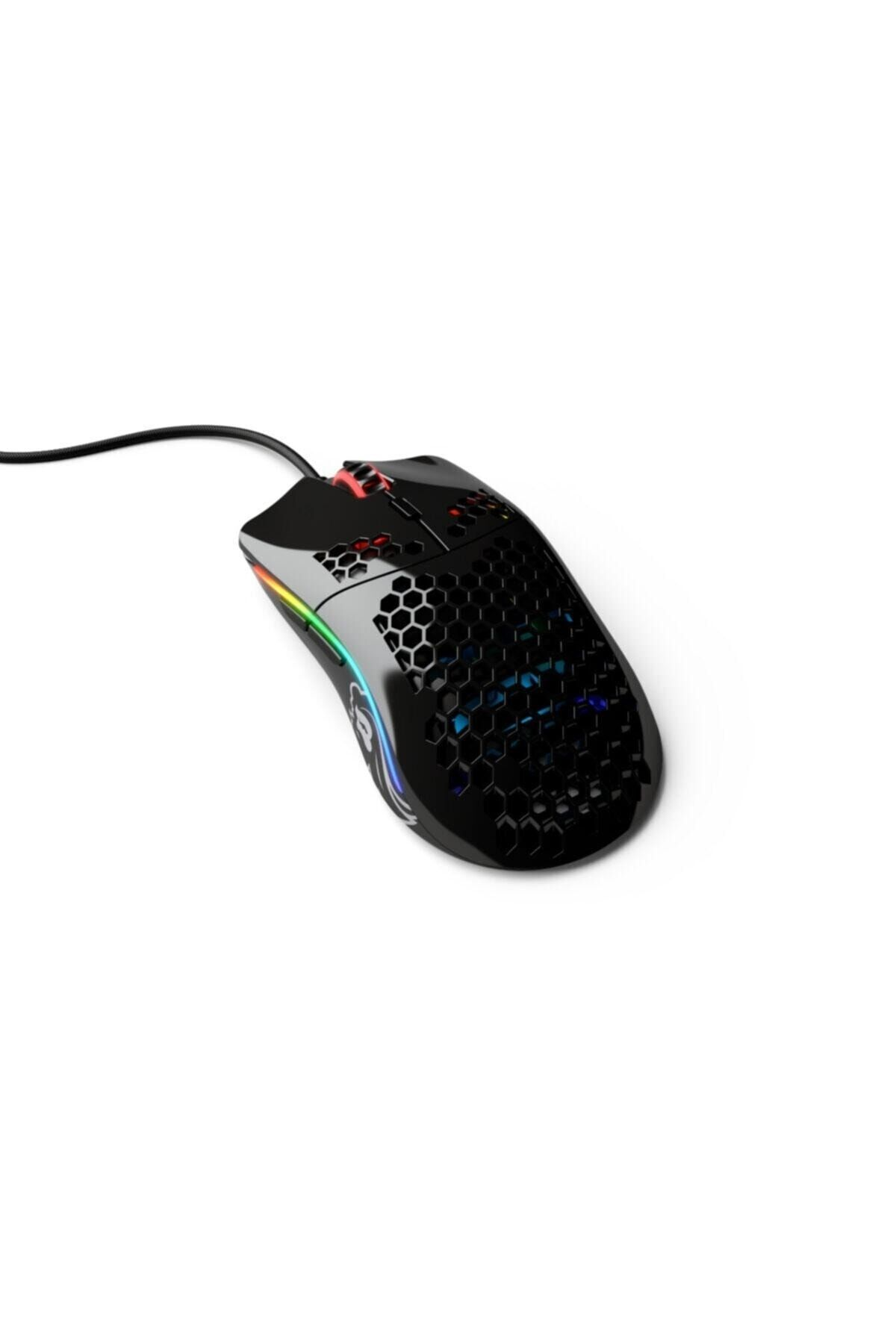 Zwarte gamingmuis met honingraatpatroon en RGB-verlichting.