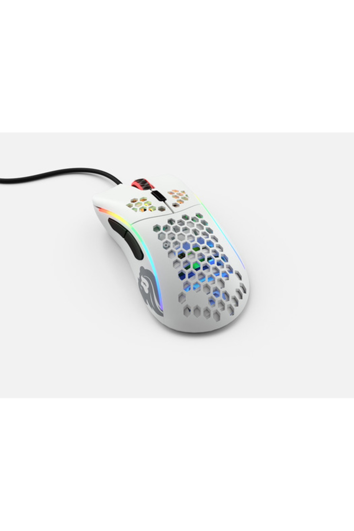 Biała mysz gamingowa z wzorem plastra miodu i oświetleniem RGB na szarym tle.