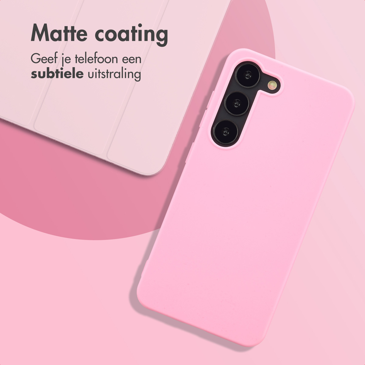 Een roze telefoonhoesje ligt naast een lichter, open telefoonhoesje.
