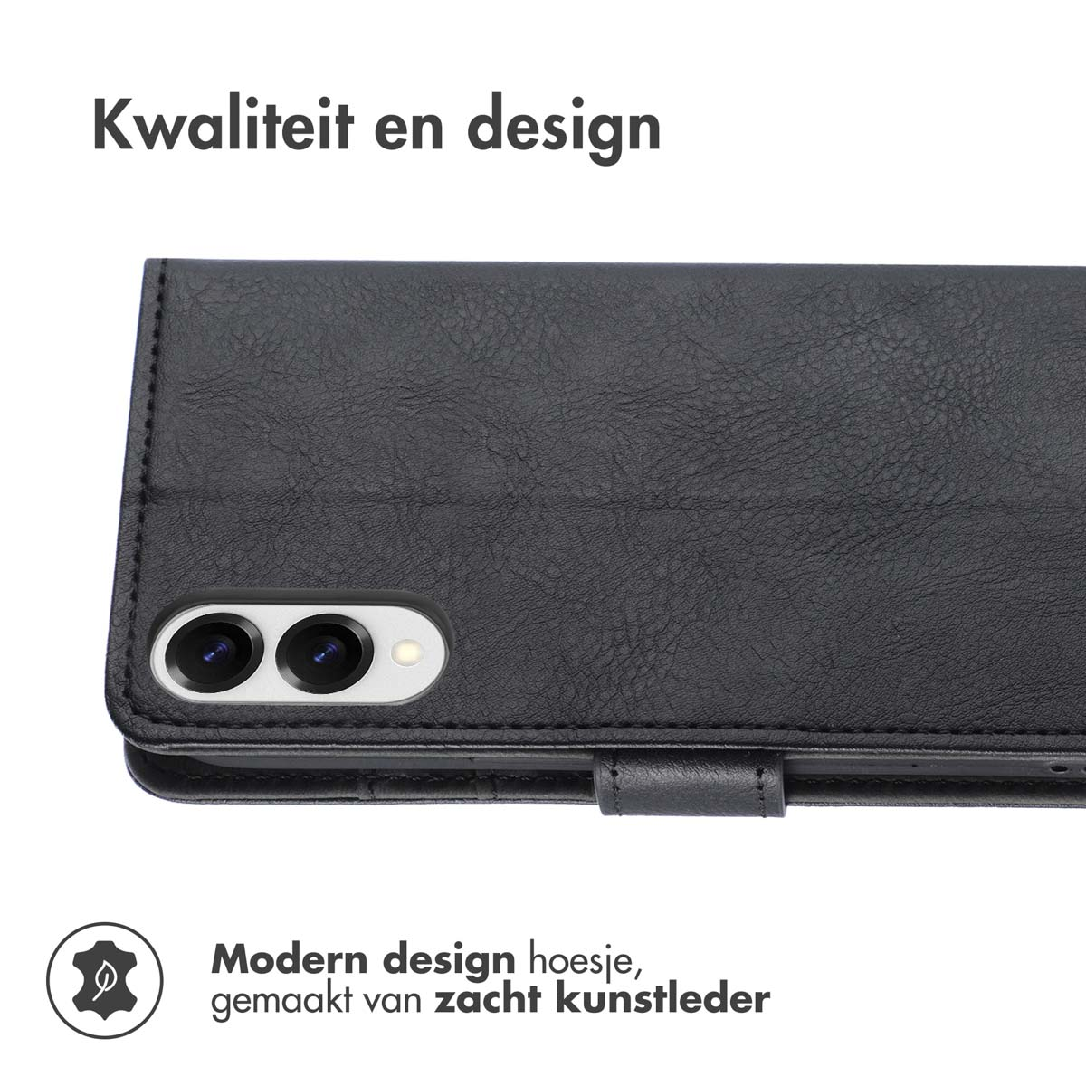 Zwart telefoonhoesje met cameragat en tekst.