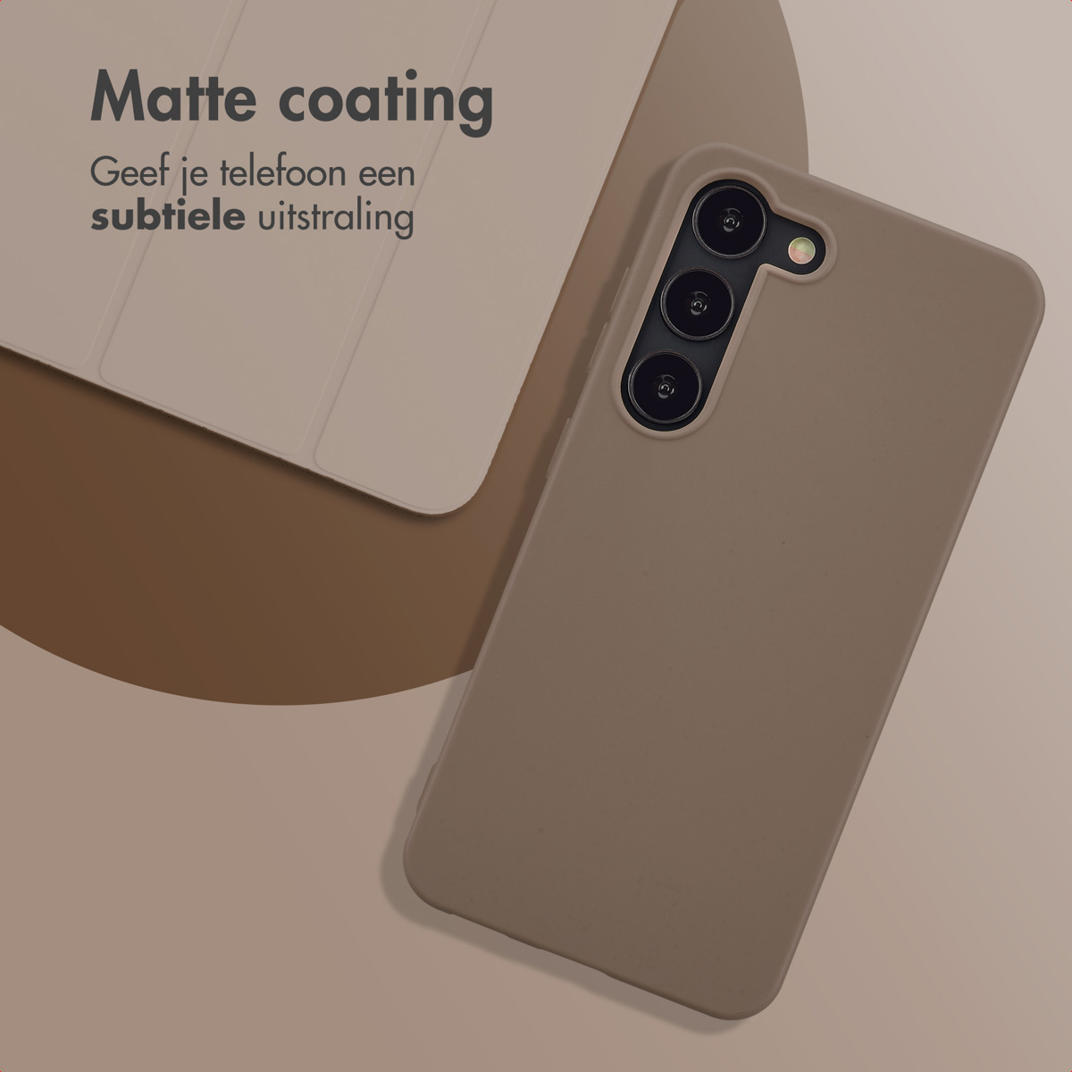 Een taupe telefoonhoesje met drie camera's ligt naast een licht beige hoes.