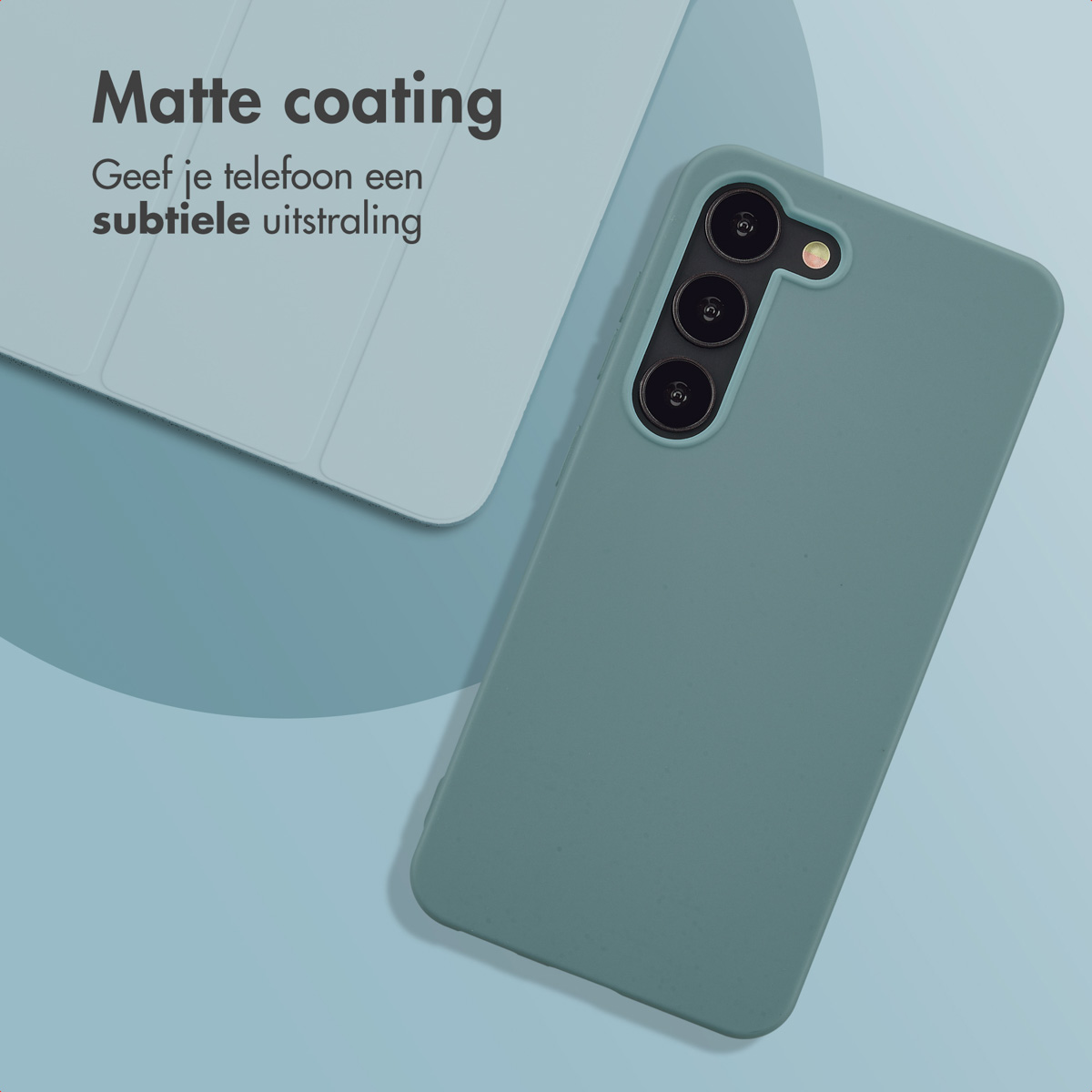Een blauwe telefoonhoes ligt op een lichtblauwe ondergrond naast een open boek.