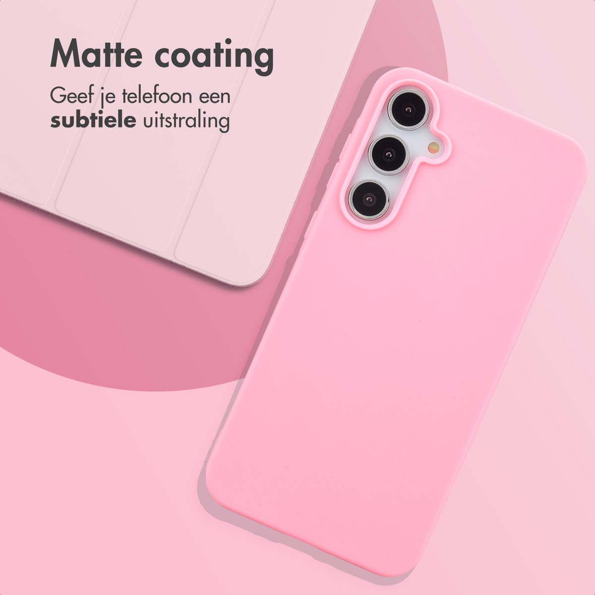 Une coque de téléphone rose pâle à côté d'une couverture de livre claire. Trois caméras visibles.