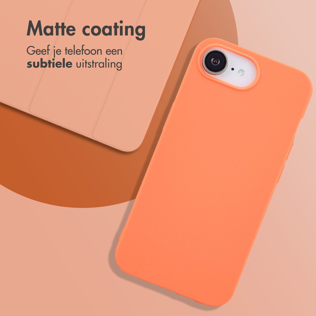 Eine orangefarbene Handyhülle liegt neben einer helleren Hülle, mit Text.