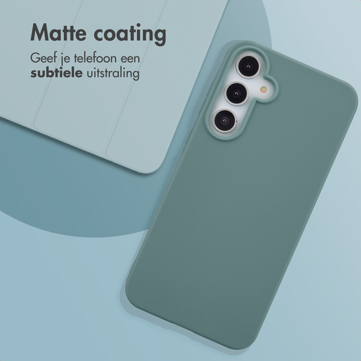 Une coque de téléphone vert d'eau avec trois objectifs d'appareil photo repose sur un fond bleu clair.