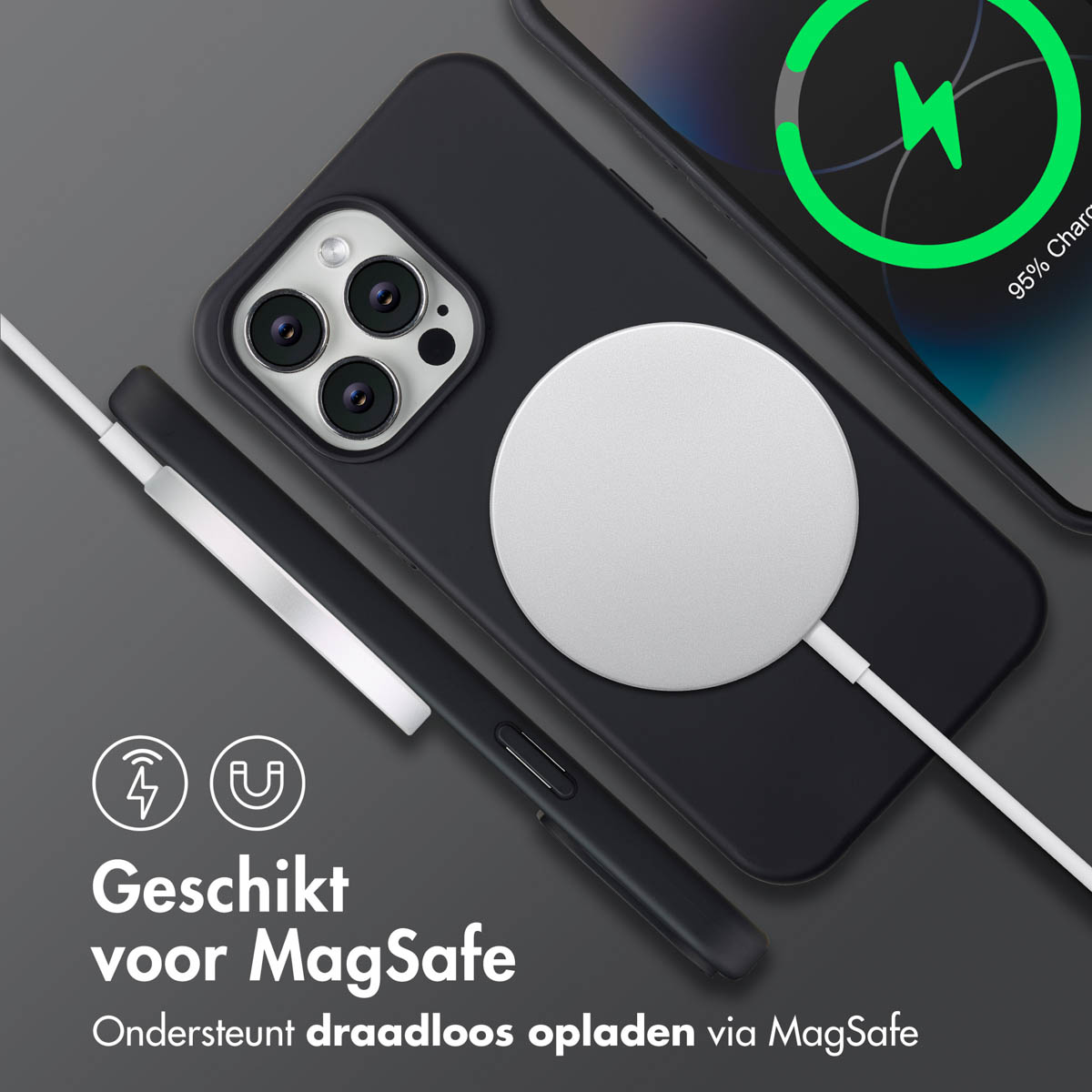 Een zwarte iPhone met MagSafe lader en laadindicator (95%).