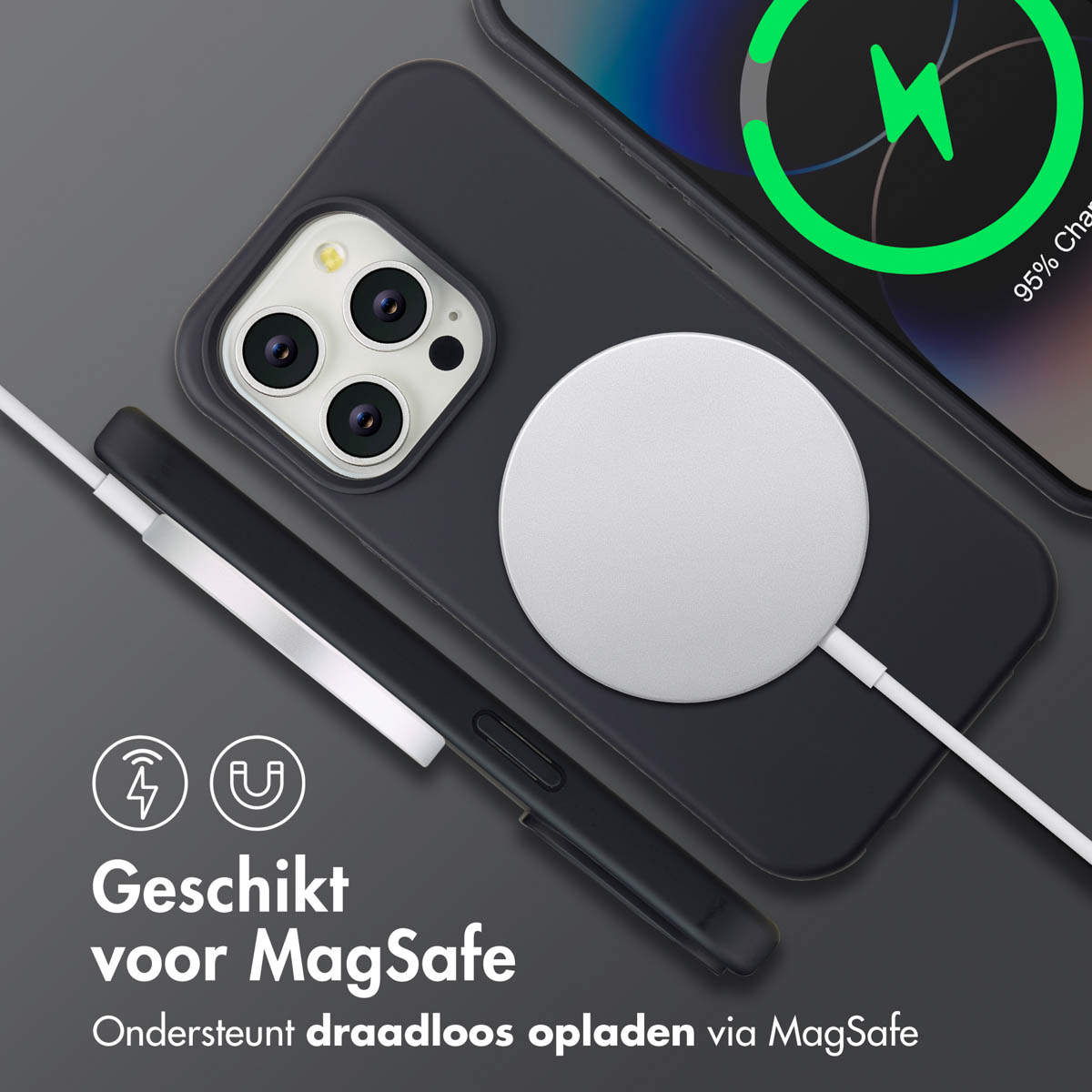 Zwarte iPhone met MagSafe lader en laadindicator.