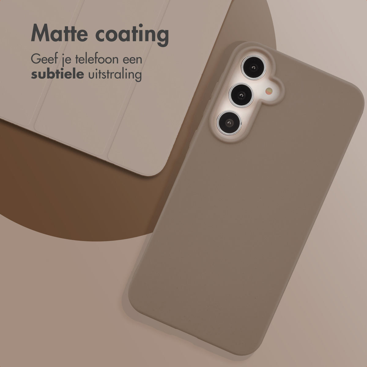 Une coque de téléphone taupe avec une finition mate et un bloc caméra.