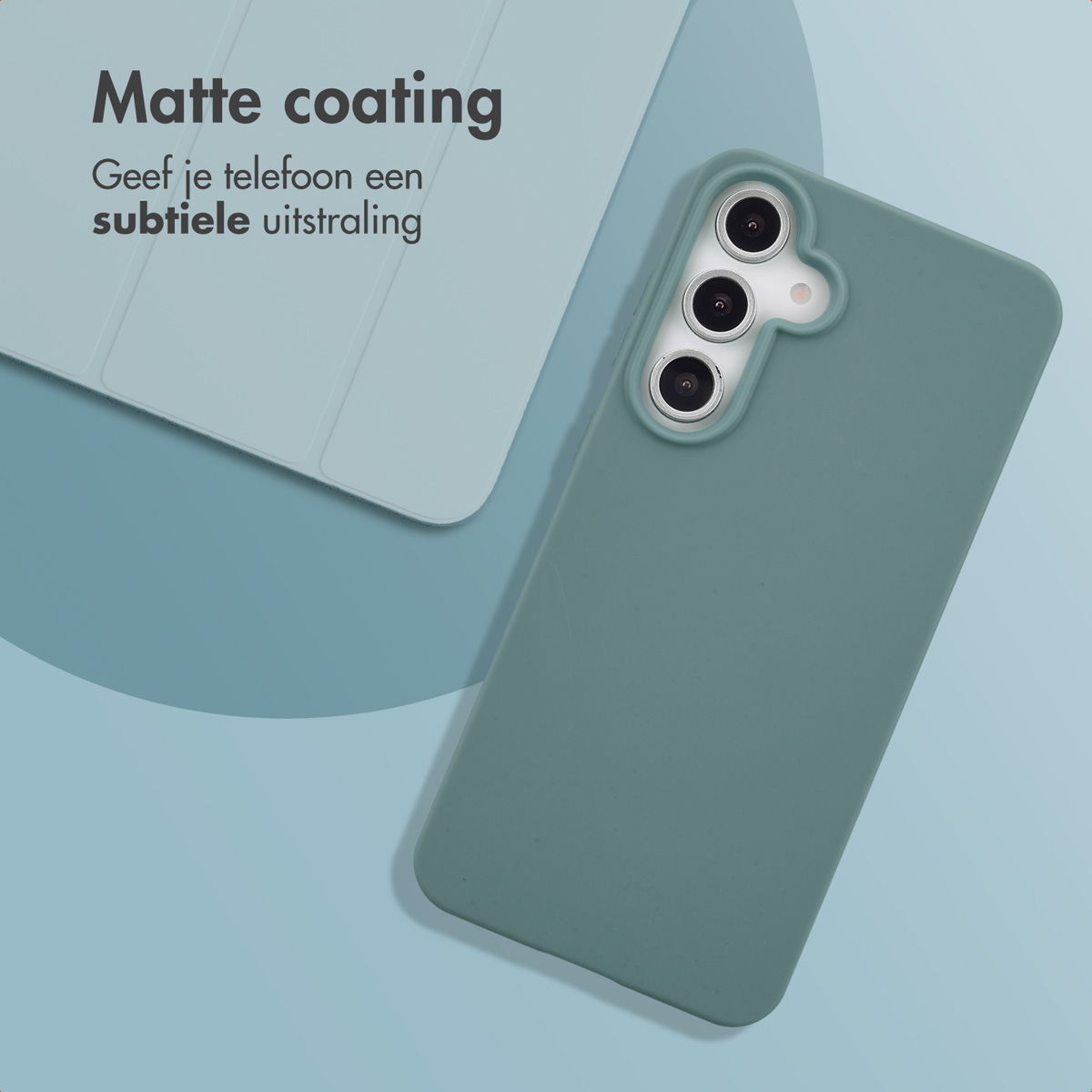 Een groen telefoonhoesje ligt naast een lichtblauwe tablethoes op een blauwe achtergrond.