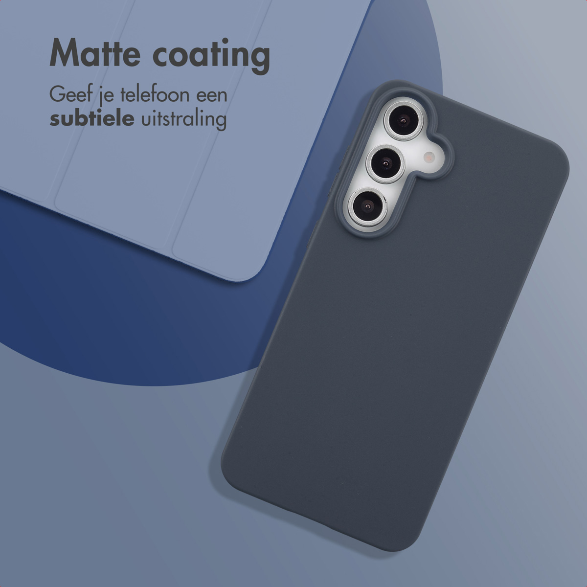 Donkergrijs toestel met matte afwerking en drievoudige camera op blauwe achtergrond.