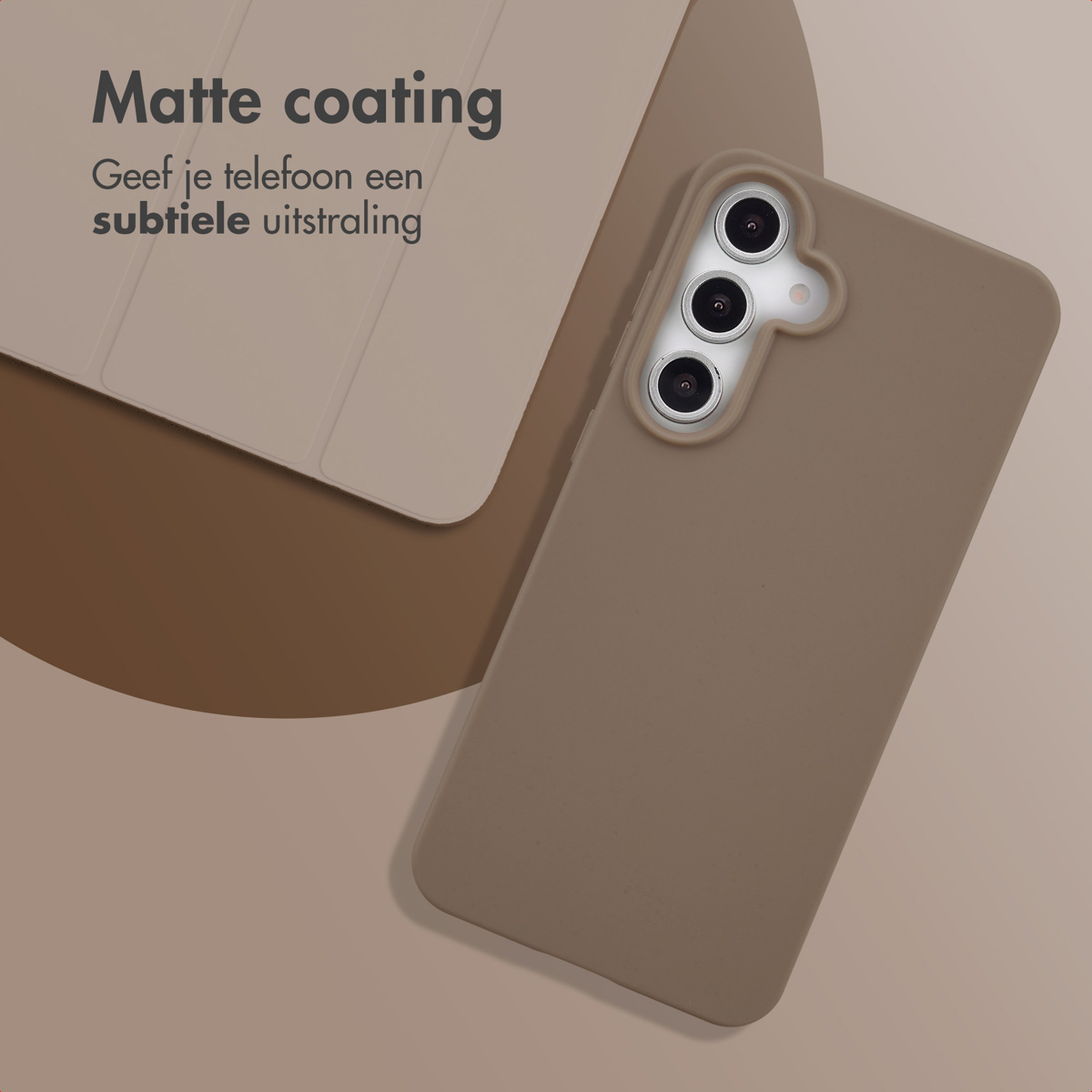 Een matte, bruine telefoonhoes met cameramodule op achtergrond.