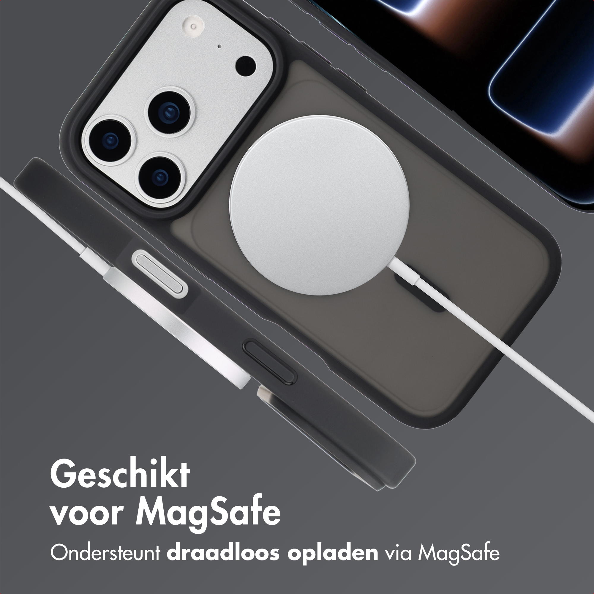 Een smartphone met MagSafe oplader en hoesje op grijze achtergrond.