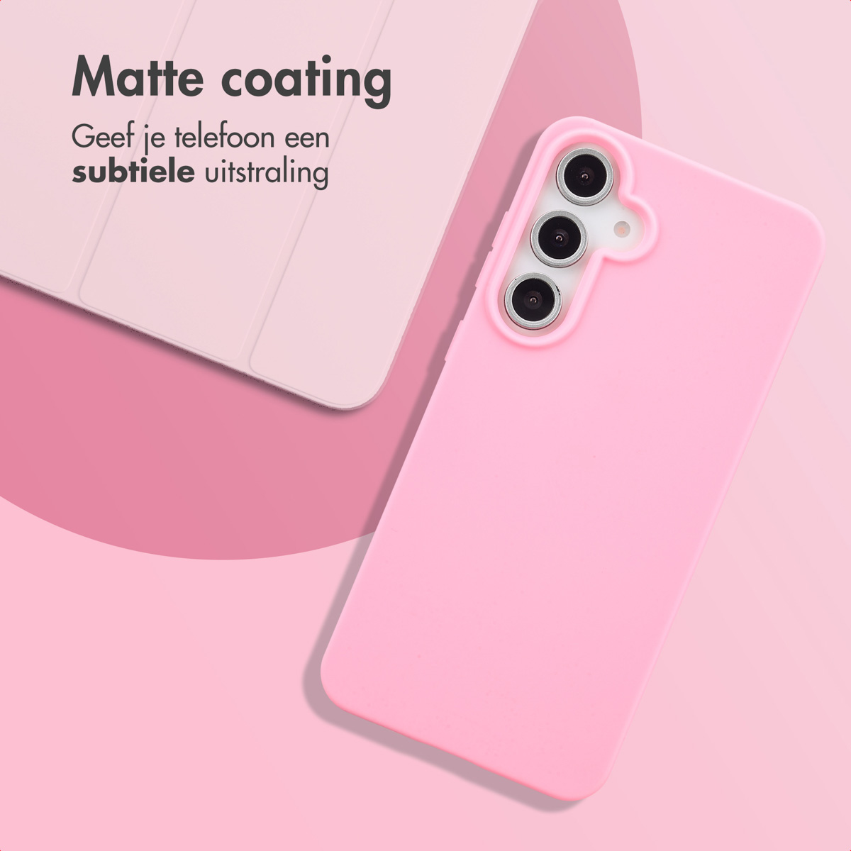 Een roze telefoonhoesje met drie cameralenzen en een hoesje erachter.