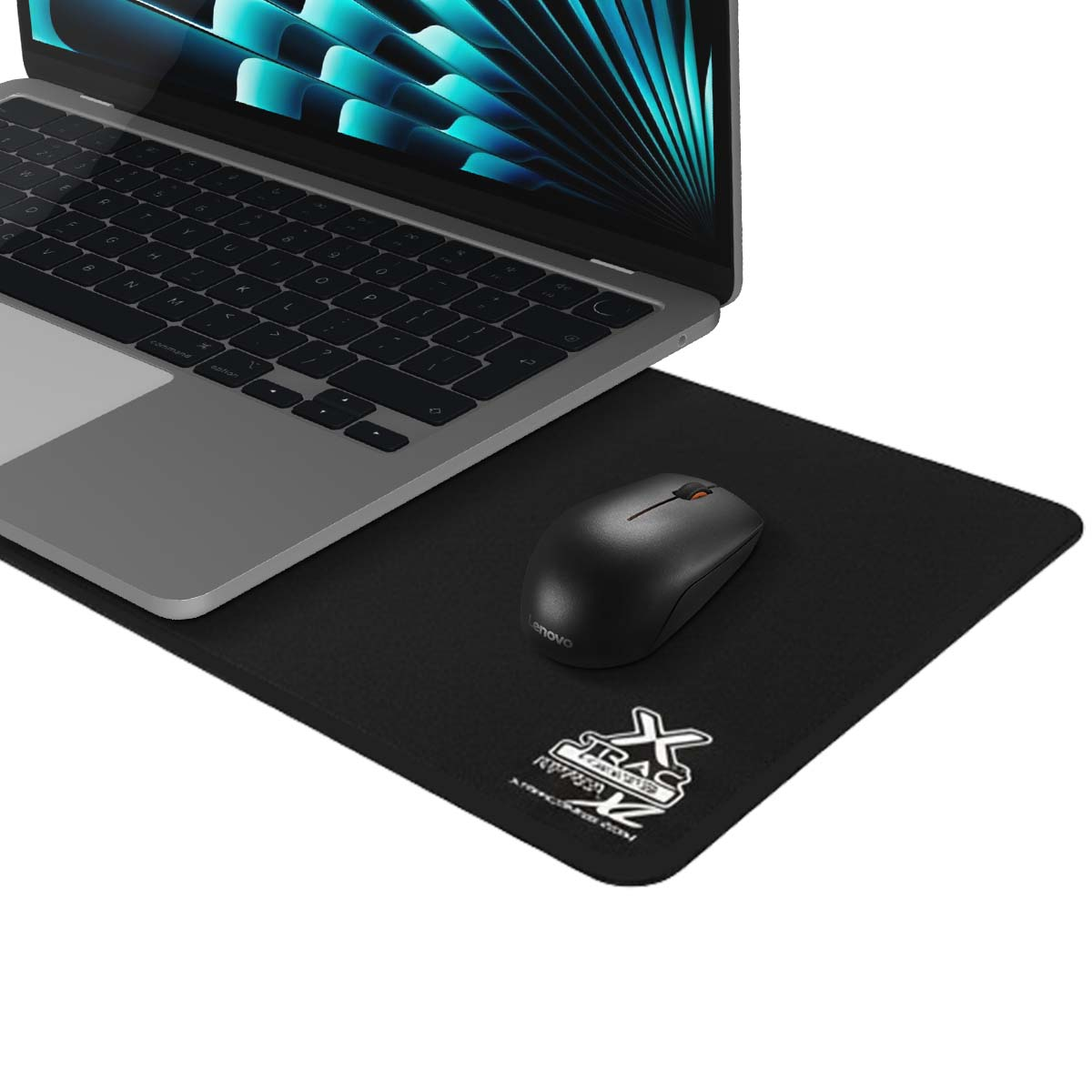 Un laptop è posato su un tappetino per mouse nero con un mouse nero.