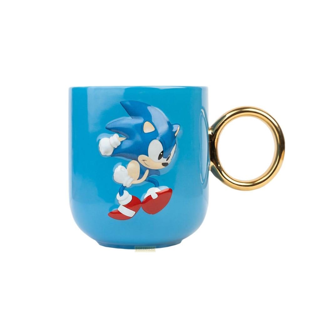 Blaue Tasse mit Sonic the Hedgehog und goldenem Henkel.
