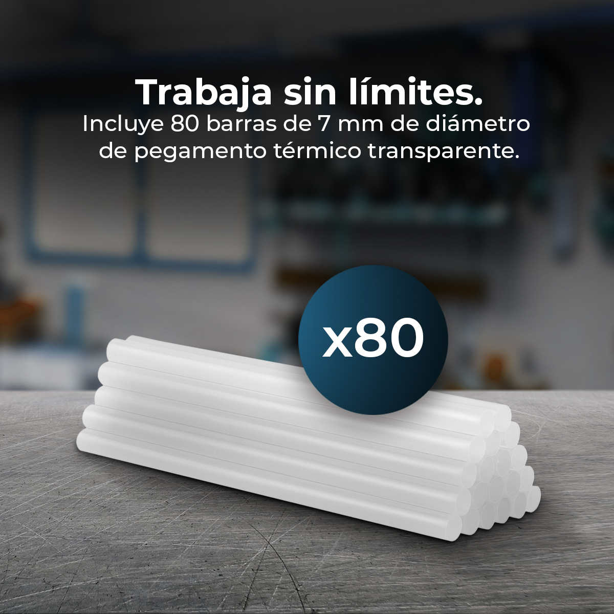 Ottanta stick di colla a caldo trasparenti da 7 mm giacciono su un tavolo.