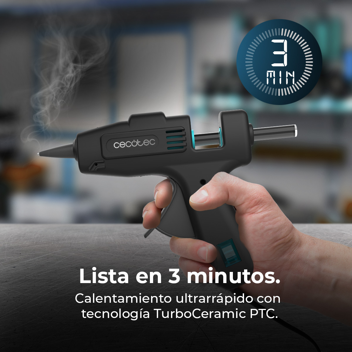 Una mano tiene una pistola per colla a caldo nera con fumo dalla punta. Un timer mostra 3 minuti.